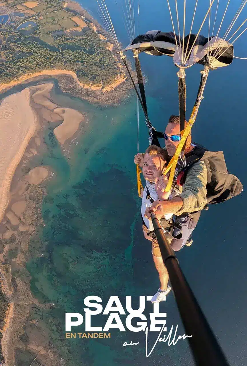 Tandem parachutiste en chute libre au-dessus de la côte vendéenne, plage du Veillon visible en contrebas, saut Vendée Évasion